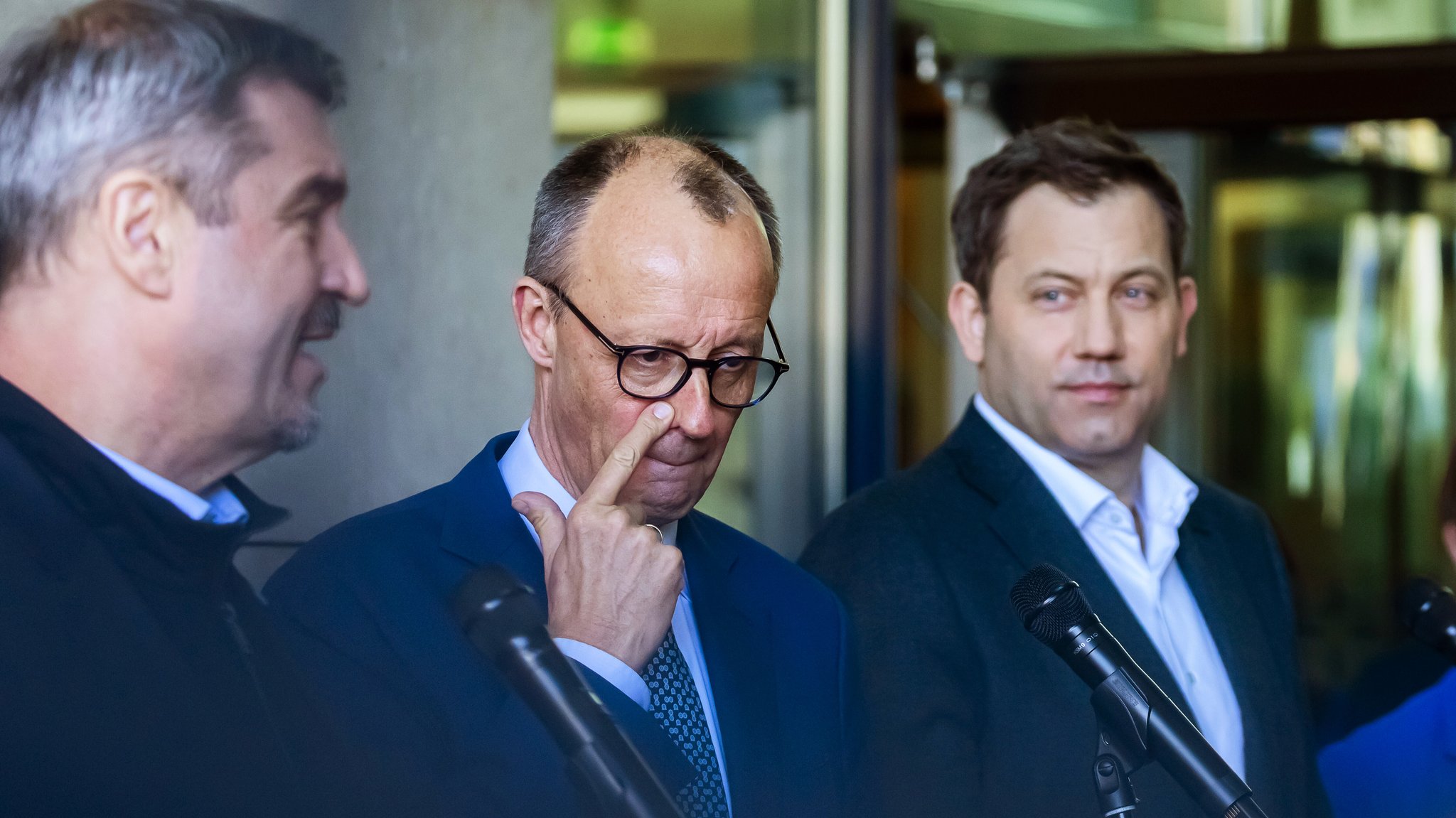 Markus Söder (CSU), Bayerns Ministerpräsident, Friedrich Merz, Unions-Kanzlerkandidat und Lars Klingbeil, SPD-Fraktions- und Bundesvorsitzender | Bild: dpa/pa/Christoph Soeder Markus Söder (CSU), Bayerns Ministerpräsident, Friedrich Merz, Unions-Kanzlerkandidat und Lars Klingbeil, SPD-Fraktions- und Bundesvorsitzender