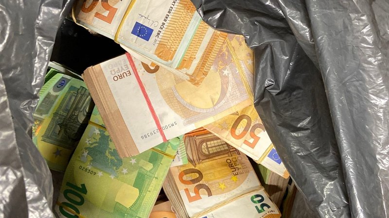 Bargeld in einem Plastiksack (Archivbild) | Bild: Polizeipräsidium Niederbayern Bargeld in einem Plastiksack (Archivbild)