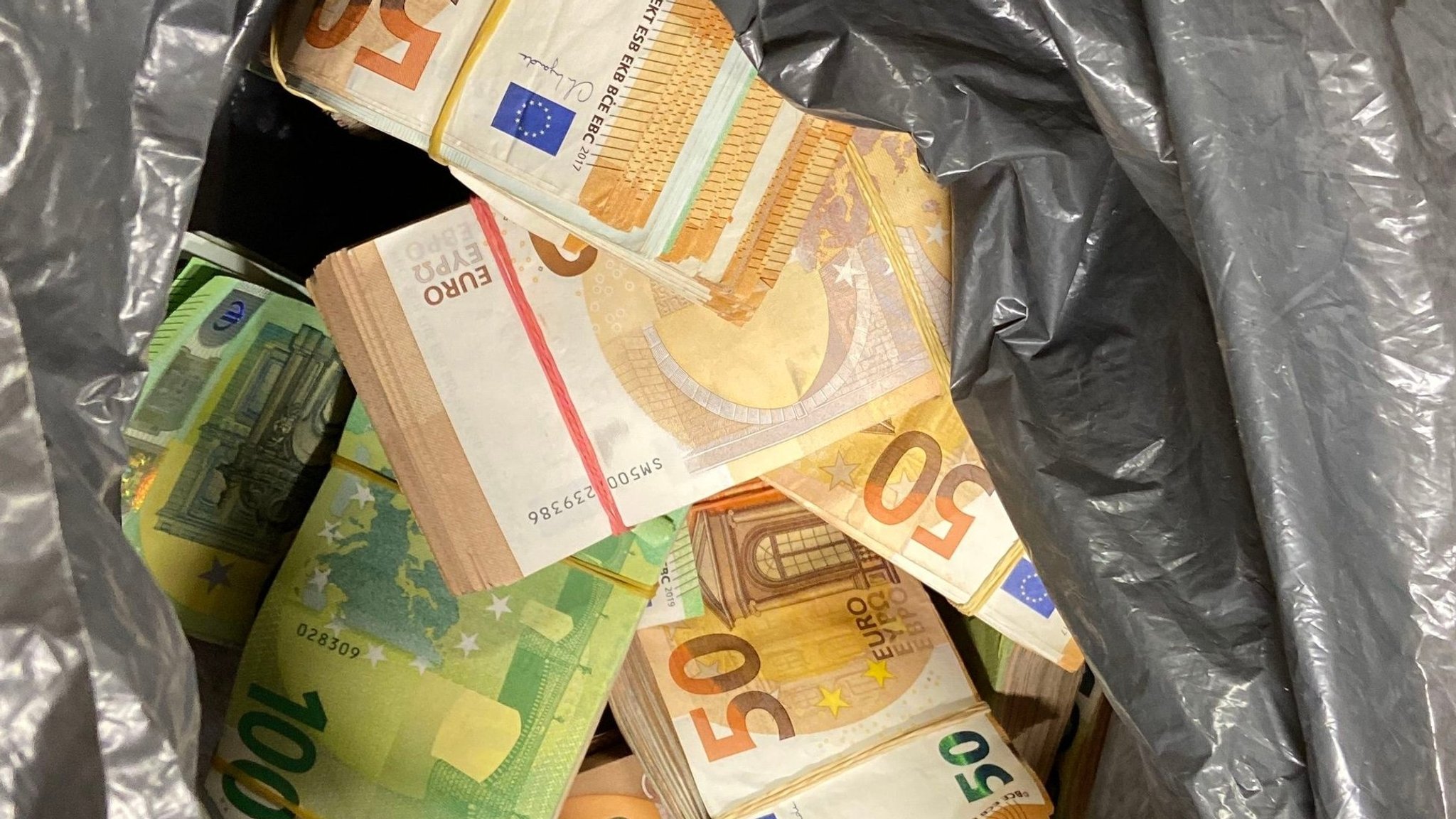 Bargeld in einem Plastiksack (Archivbild)