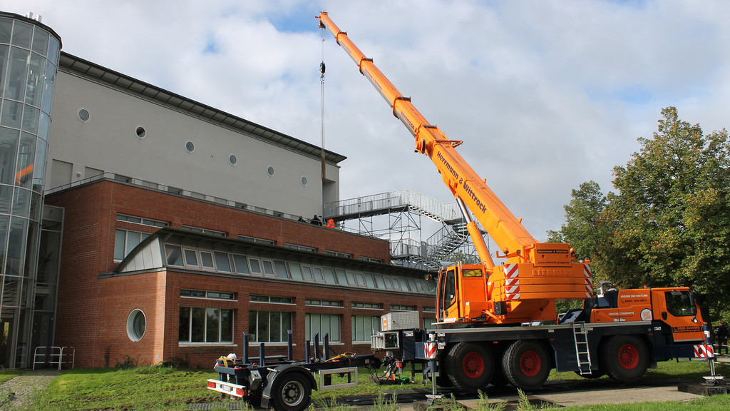 Mit einem Kran wurde eines der beiden Massenspektrometer in das Gebäude des Bayerischen Geoinstituts an der Uni Bayreuth gehoben.