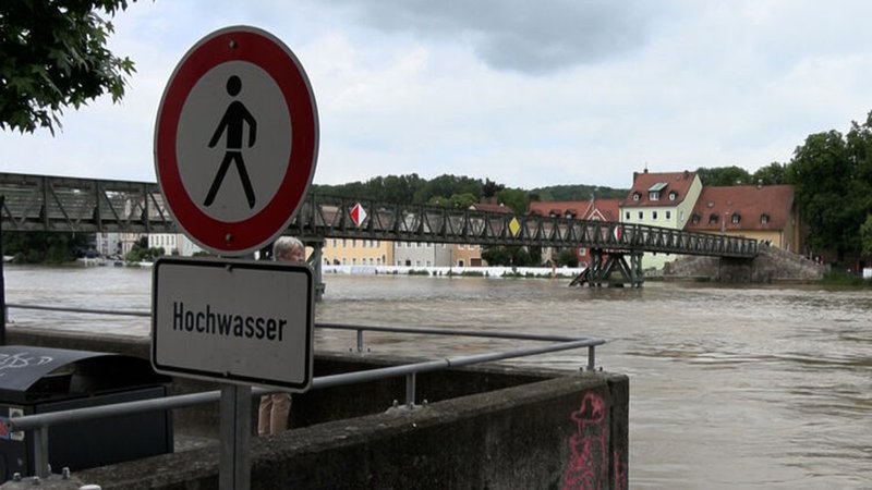 04.06.2024, Regensburg - Der Eiserner Steg und die Donau im Bild. | Bild: BR/Margit Ringer 04.06.2024, Regensburg - Der Eiserner Steg und die Donau im Bild.