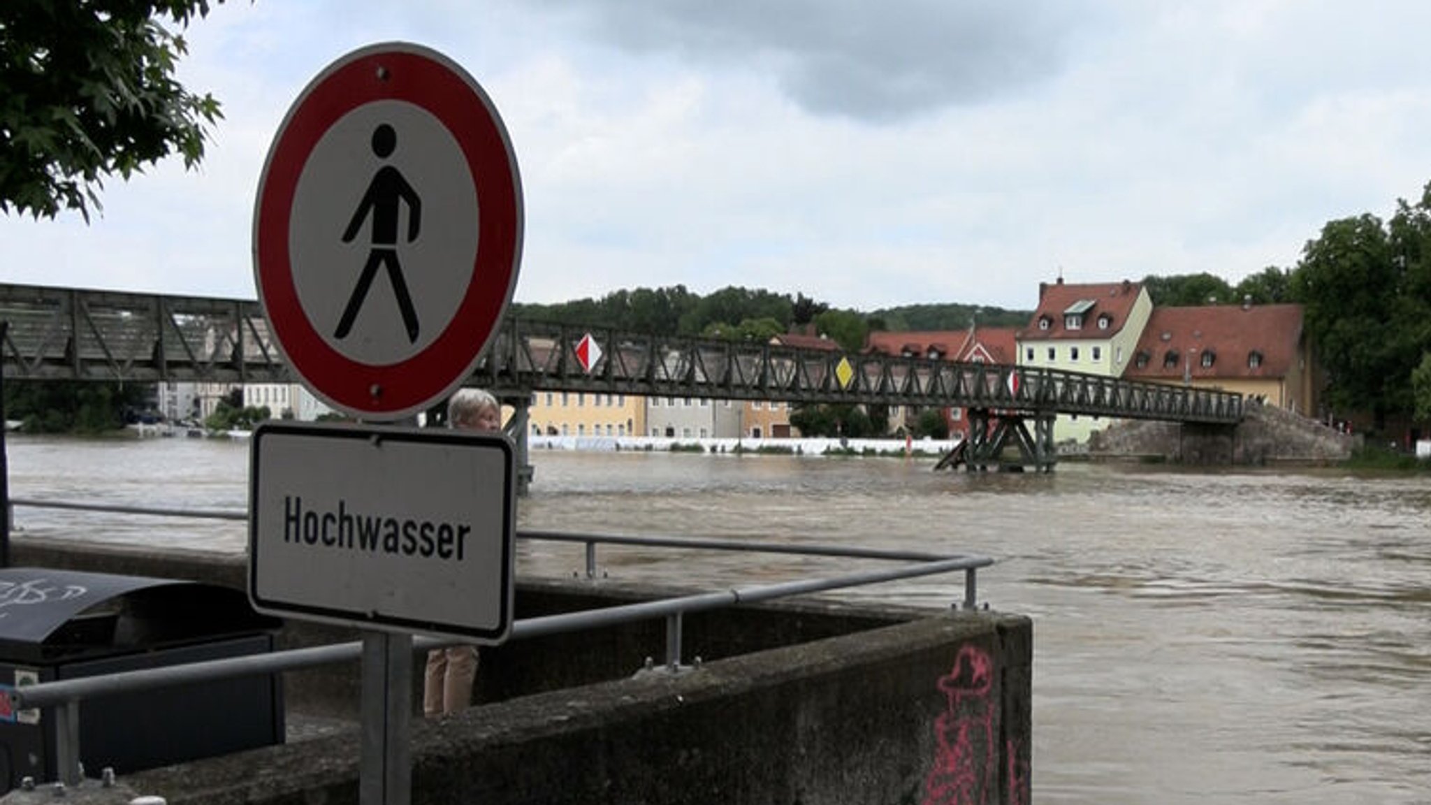 04.06.2024, Regensburg - Der Eiserner Steg und die Donau im Bild.