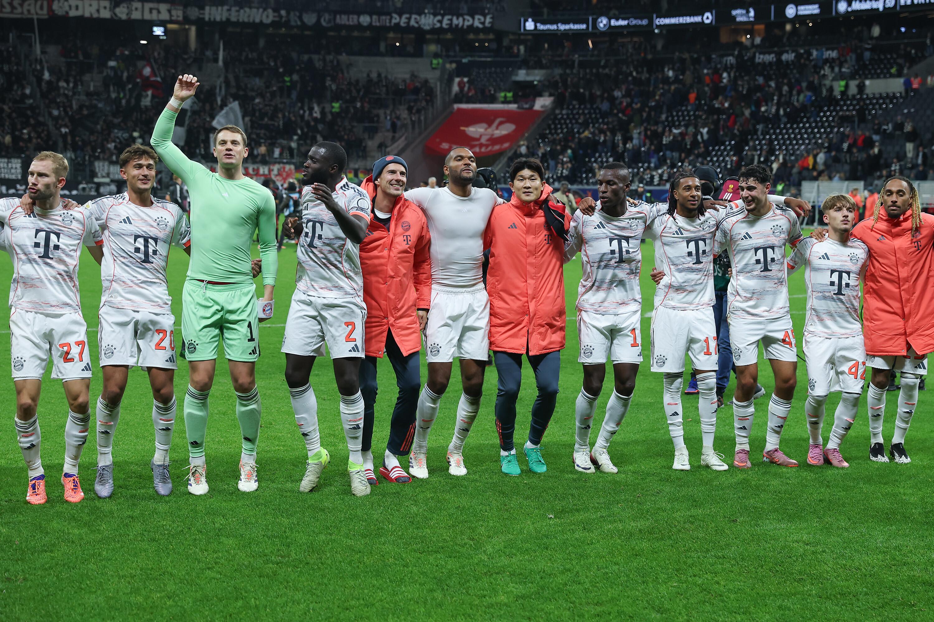 Der FC Bayern feiert den Sieg in Frankfurt mit seinen Fans