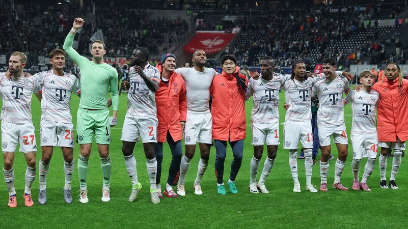 Der FC Bayern feiert den Sieg in Frankfurt mit seinen Fans | Bild: picture-alliance/dpa Der FC Bayern feiert den Sieg in Frankfurt mit seinen Fans
