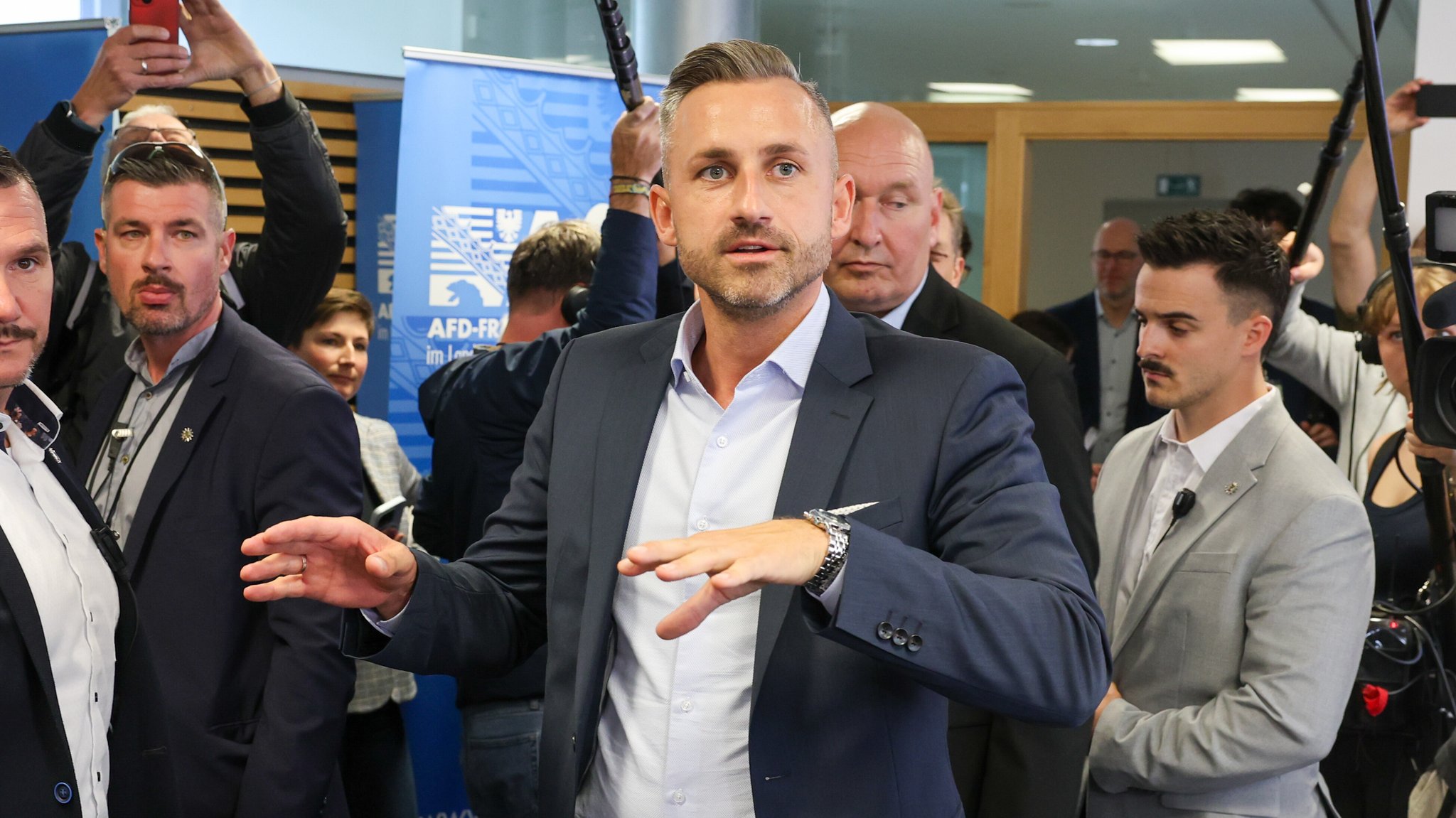 "Remigration" mit Rüstung durchsetzen? AfD-Wahlsieger provoziert