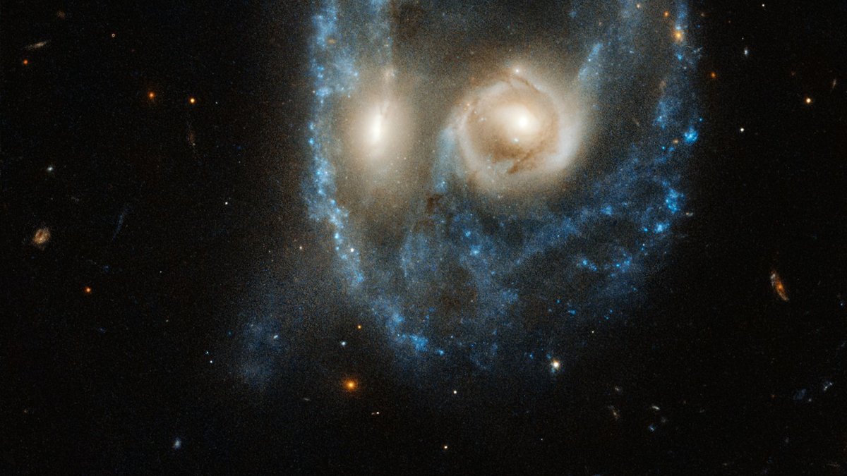 Das Weltraumteleskop Hubble hat zwei verschmelzende Galaxien fotografiert: Sie erinnern an ein schauriges Gesicht. Wie passend zu Halloween!