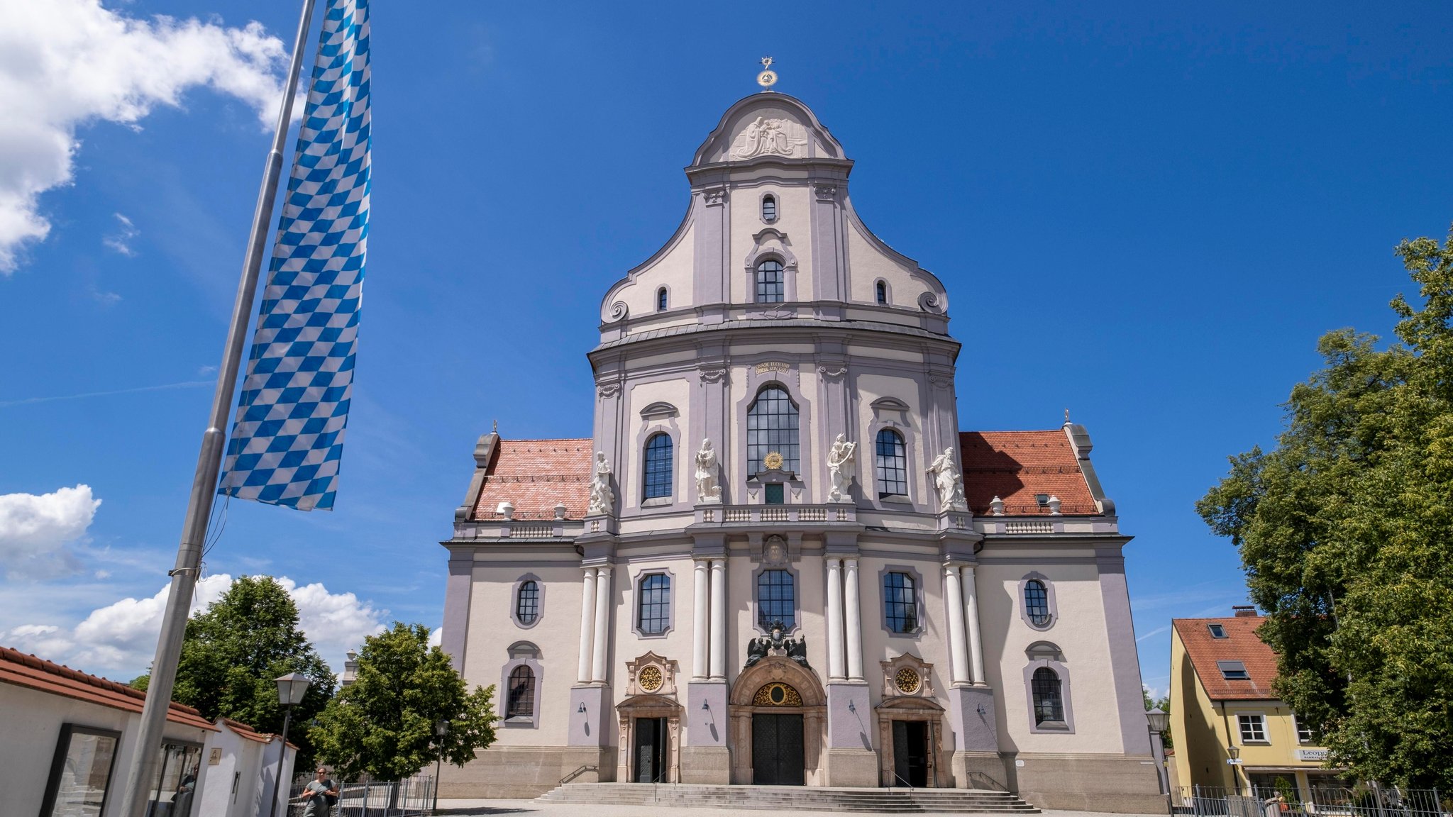 Außenansicht der päpstlichen Basilika St. Anna in Altötting