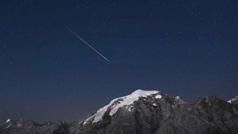 Eine Sternschnuppe der Perseiden über dem Ortler-Gebirge.