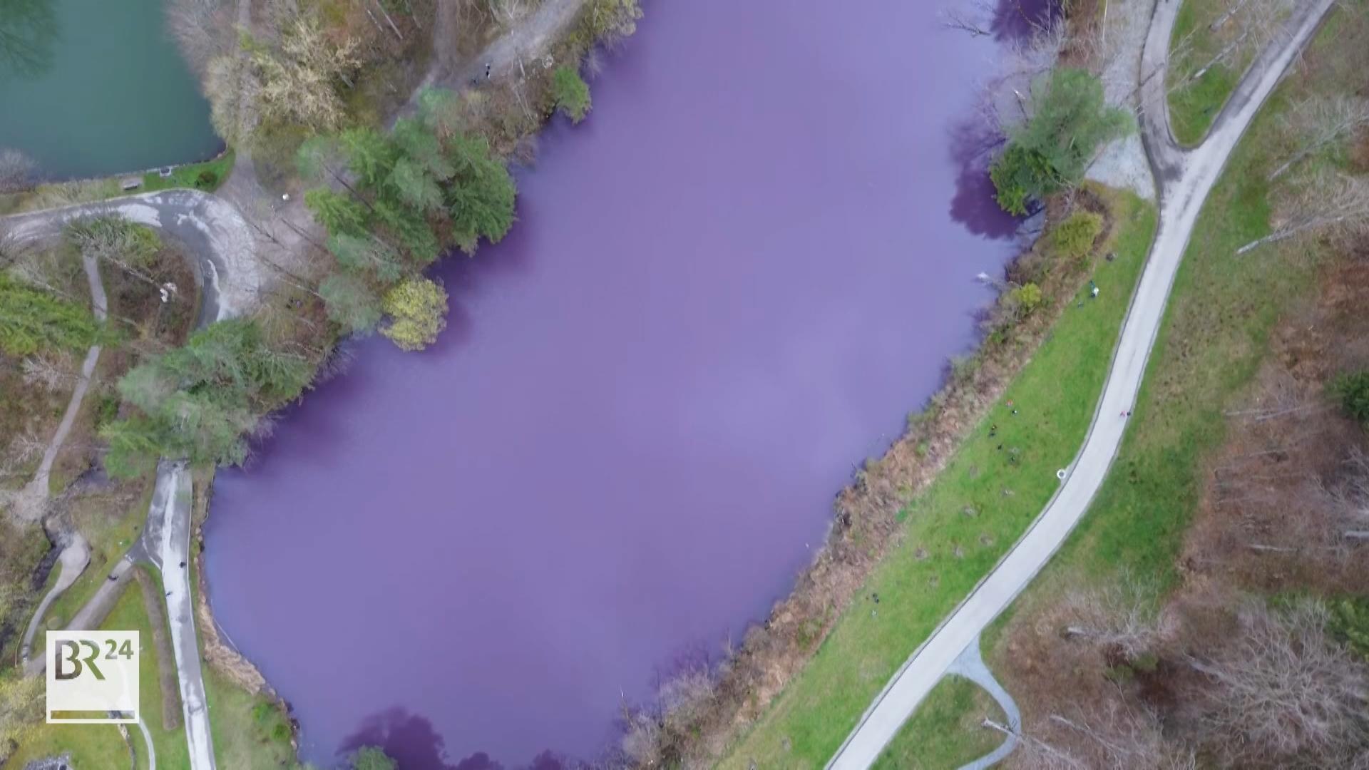 Der lila Gipsbruchweiher von oben fotografiert