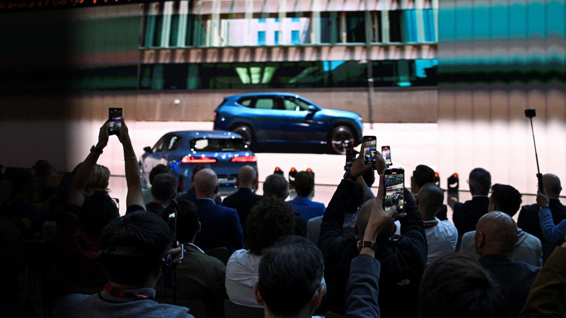 Blick auf ein neues Modell des Münchner Auto-Herstellers BMW, das auf der IAA Mobility präsentiert wird.