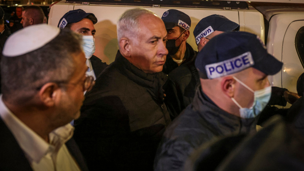 Israelischer Ministerpräsident Benjamin Nethanjahu besucht den Tatort in Ost-Jerusalem | Bild: dpa-Bildfunk Oren Ziv Israelischer Ministerpräsident Benjamin Nethanjahu besucht den Tatort in Ost-Jerusalem