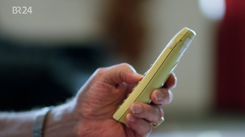 Hand des Senioren hält Telefon | Bild: BR Hand des Senioren hält Telefon
