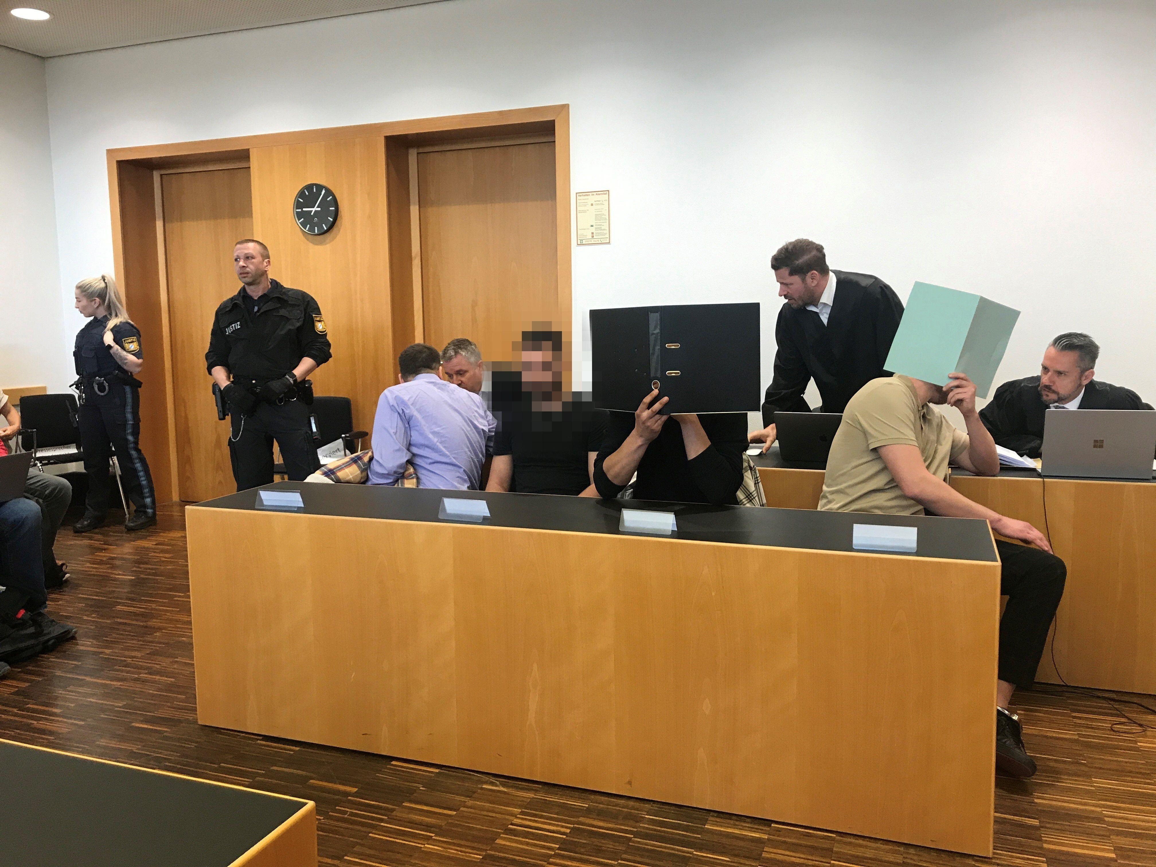 Die Angeklagten des Böllerwurf-Prozesses im Gerichtsaal