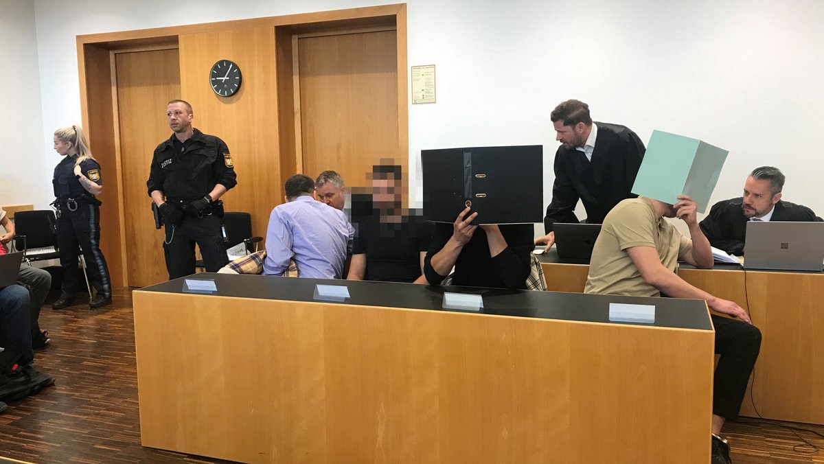 Die Angeklagten des Böllerwurf-Prozesses im Gerichtsaal