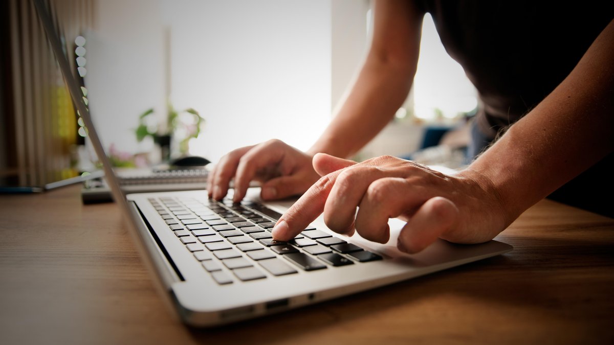 Mit echtem Namen im Netz: Kommt die Klarnamen-Pflicht?