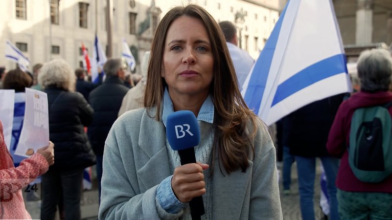 BR-Reporterin Ilanit Spinner von der Antisemitismus-Demonstration in München | Bild: BR BR-Reporterin Ilanit Spinner von der Antisemitismus-Demonstration in München