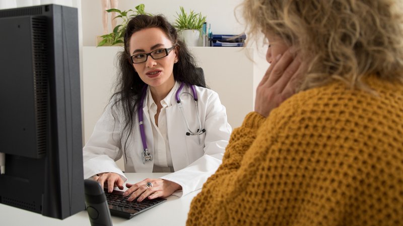Symbolbild: Gespräch bei einer Ärztin (gestellte Szene) | Bild: picture alliance / dpa-tmn | Christin Klose Symbolbild: Gespräch bei einer Ärztin (gestellte Szene)