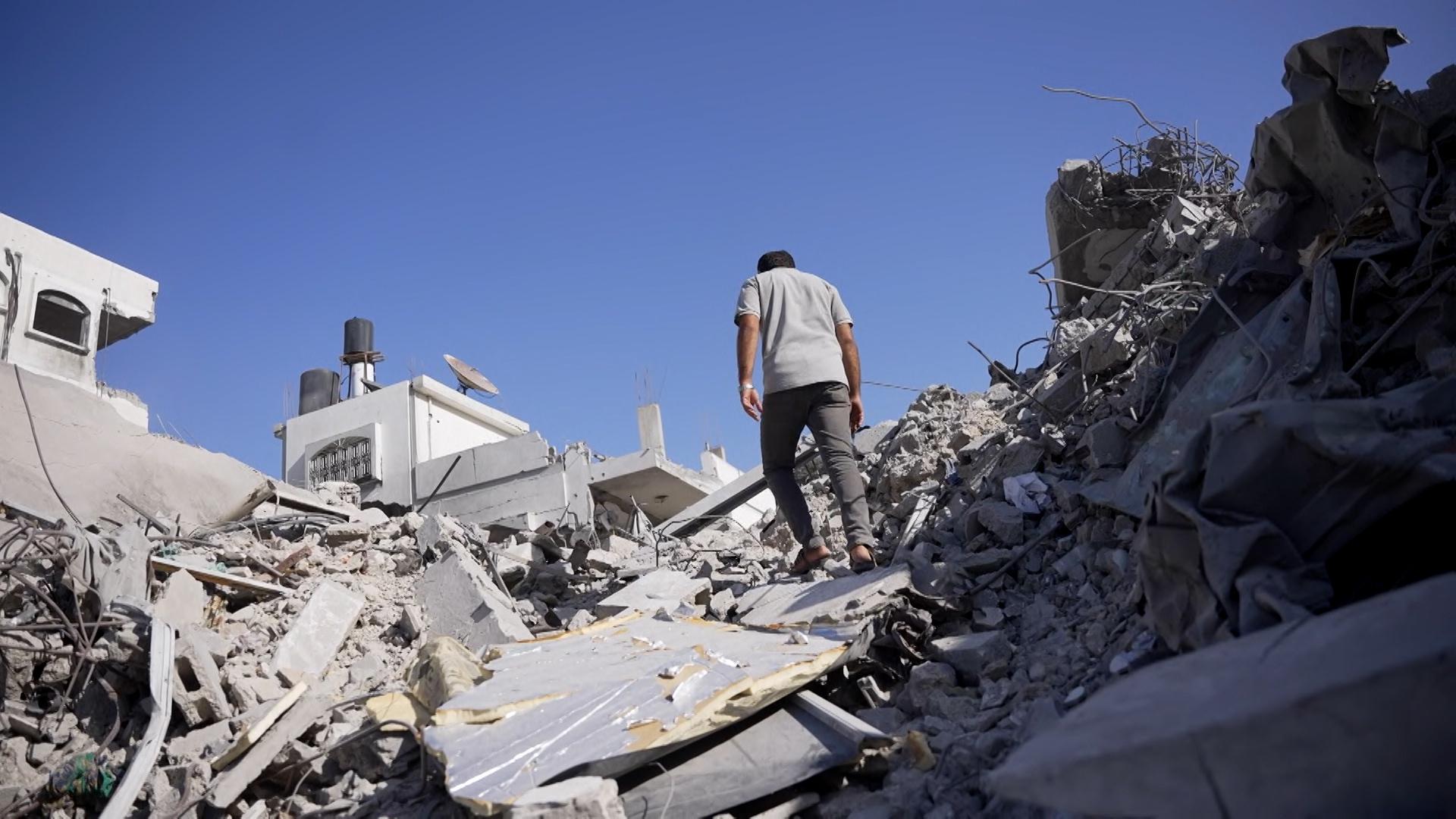 Wenn die Menschen zurückkehren in ihre Heimatorte, finden sie fast nur noch Trümmer vor, Ruinen und Schutt. 