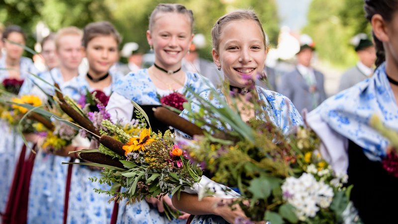 In Tracht gekleidete Mädchen mit Kräuterbuschen nehmen am Trachtenfestzug durch den Ort Kochel am See zu Maria Himmelfahrt 2019 teil. | Bild: picture alliance/dpa | Matthias Balk In Tracht gekleidete Mädchen mit Kräuterbuschen nehmen am Trachtenfestzug durch den Ort Kochel am See zu Maria Himmelfahrt 2019 teil.