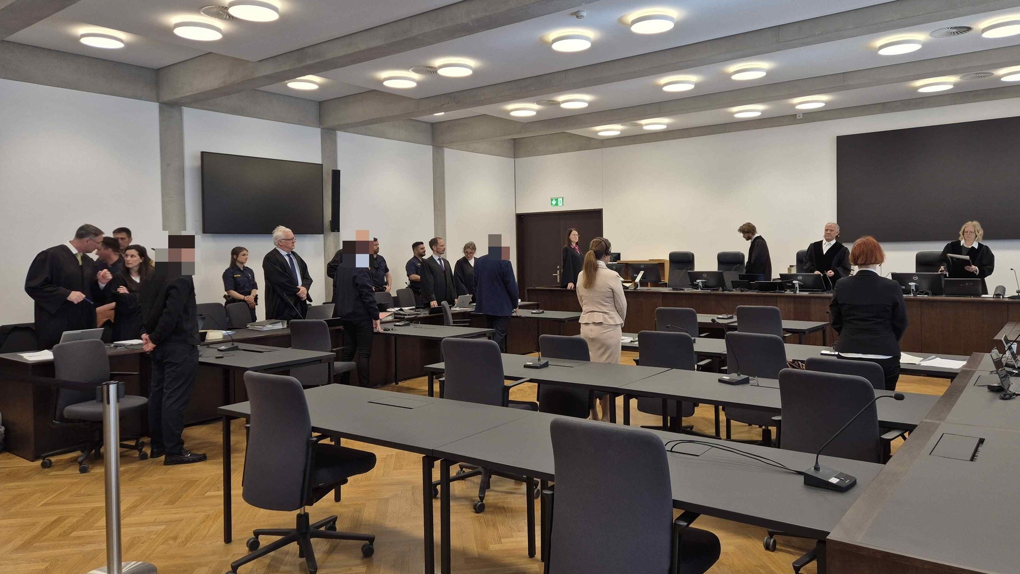 Im zweiten Prozess um die tödlichen Schüsse bei einer Hochzeit in Fürth hat die Verlobte des Todesschützen die Familie des Opfers schwer belastet. Sie habe Morddrohungen bekommen. Der Todesschütze wurde vom Landgericht zu lebenslanger Haft verurteilt.