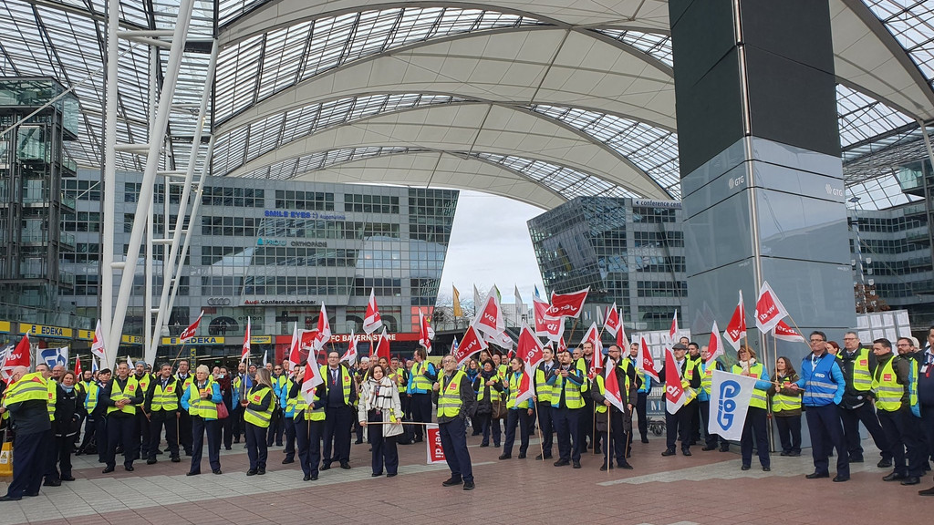 Streikende Mitarbeitende der Sicherheitskontrolle bei der Kundgebung zwischen den Terminals am 10.3.2023 | Bild: BR/Birgit Grundner Streikende Mitarbeitende der Sicherheitskontrolle bei der Kundgebung zwischen den Terminals am 10.3.2023