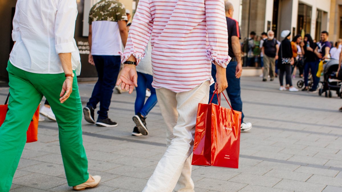 Menschen mit Einkaufstüten in einer Fußgängerzone (Symbolbild)