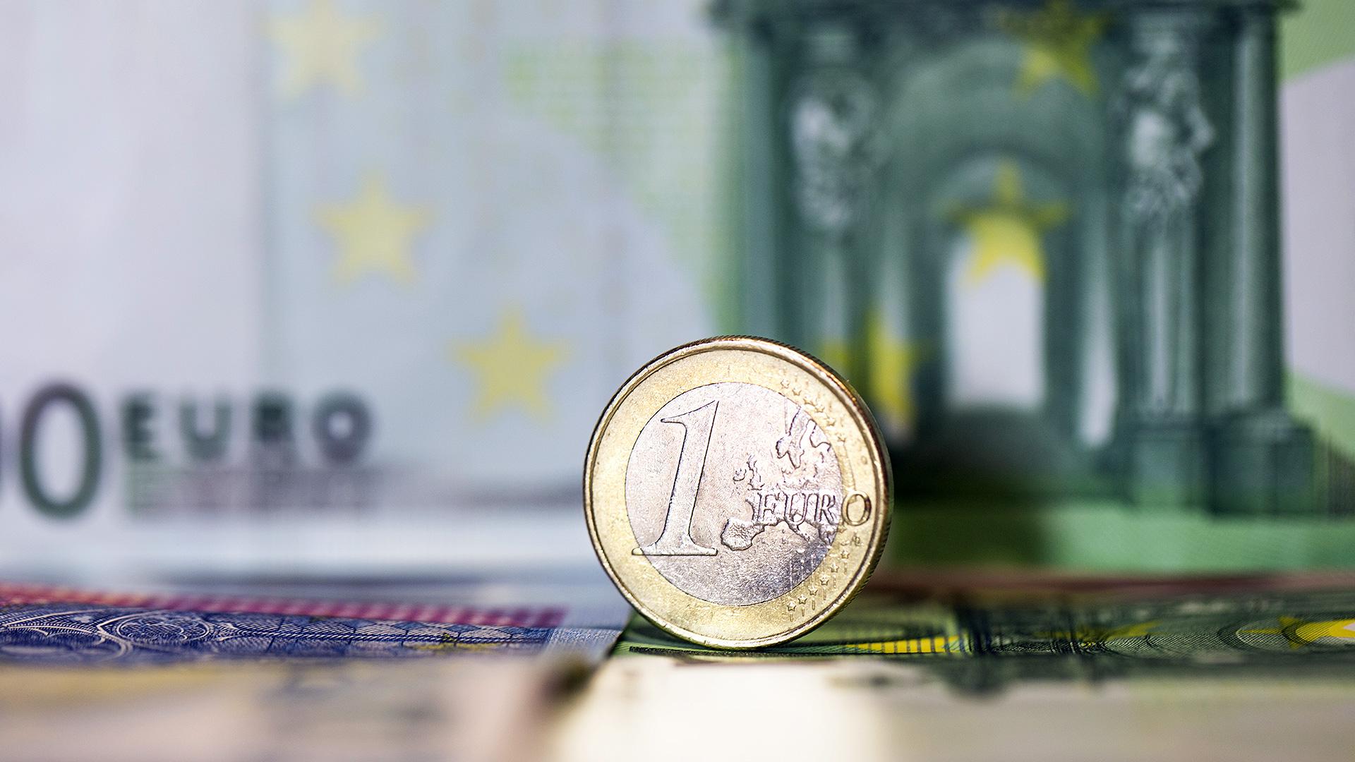 Eine Ein-Euro-Münze vor einem Hundert-Euro-Geldschein | Bild: BR/Lisa Hinder Eine Ein-Euro-Münze vor einem Hundert-Euro-Geldschein