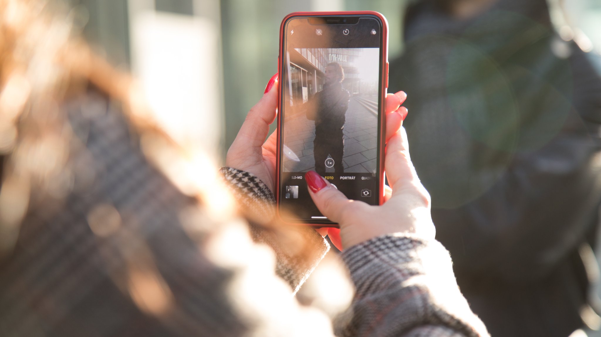 Frau mit Handy (Symbolbild) | Bild: picture alliance / dpa Themendienst|Christin Klose Frau mit Handy (Symbolbild)