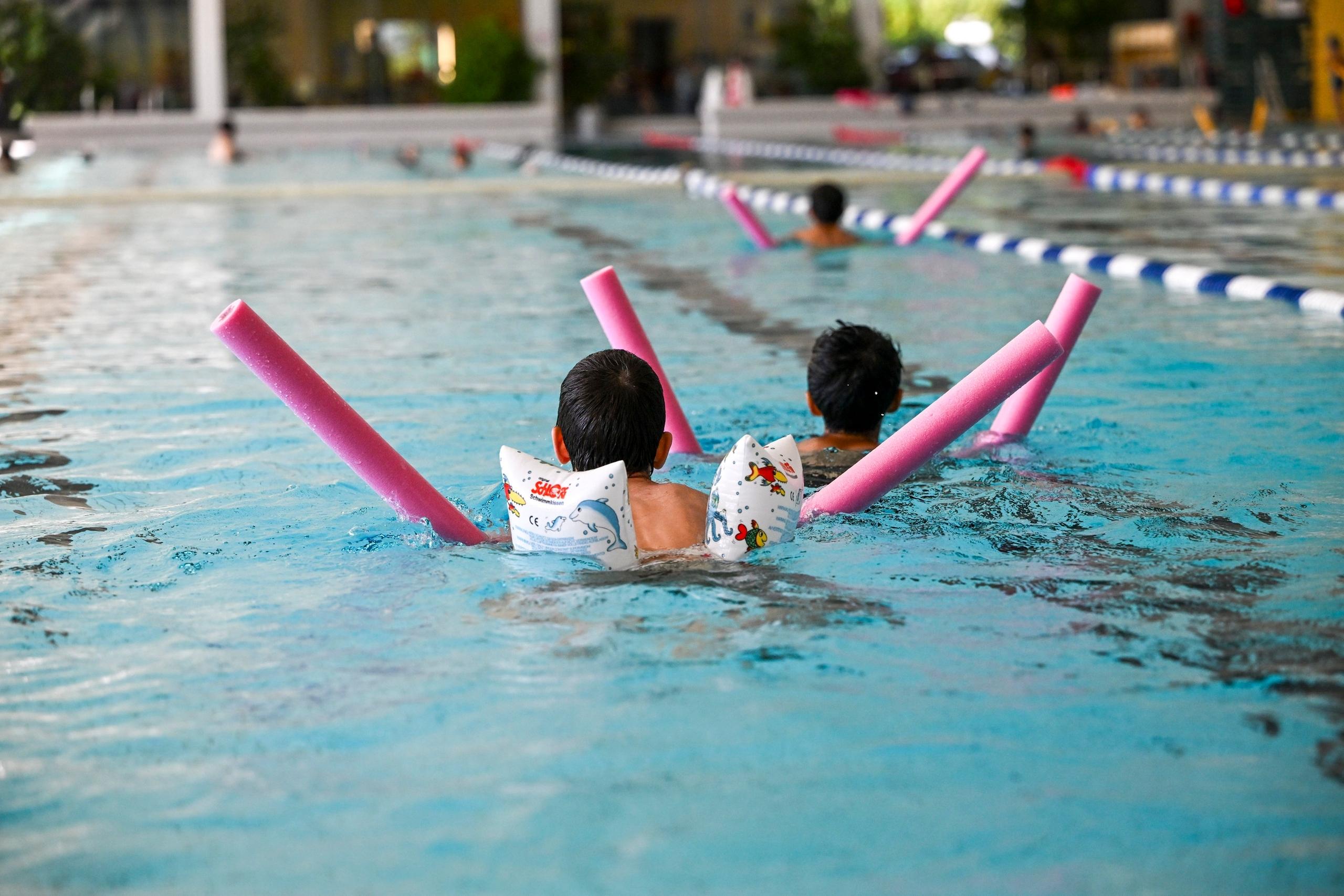 Ein Schwimmkurs für Kinder. 