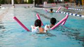 Ein Schwimmkurs für Kinder.  | Bild:dpa-Bildfunk/Jens Kalaene