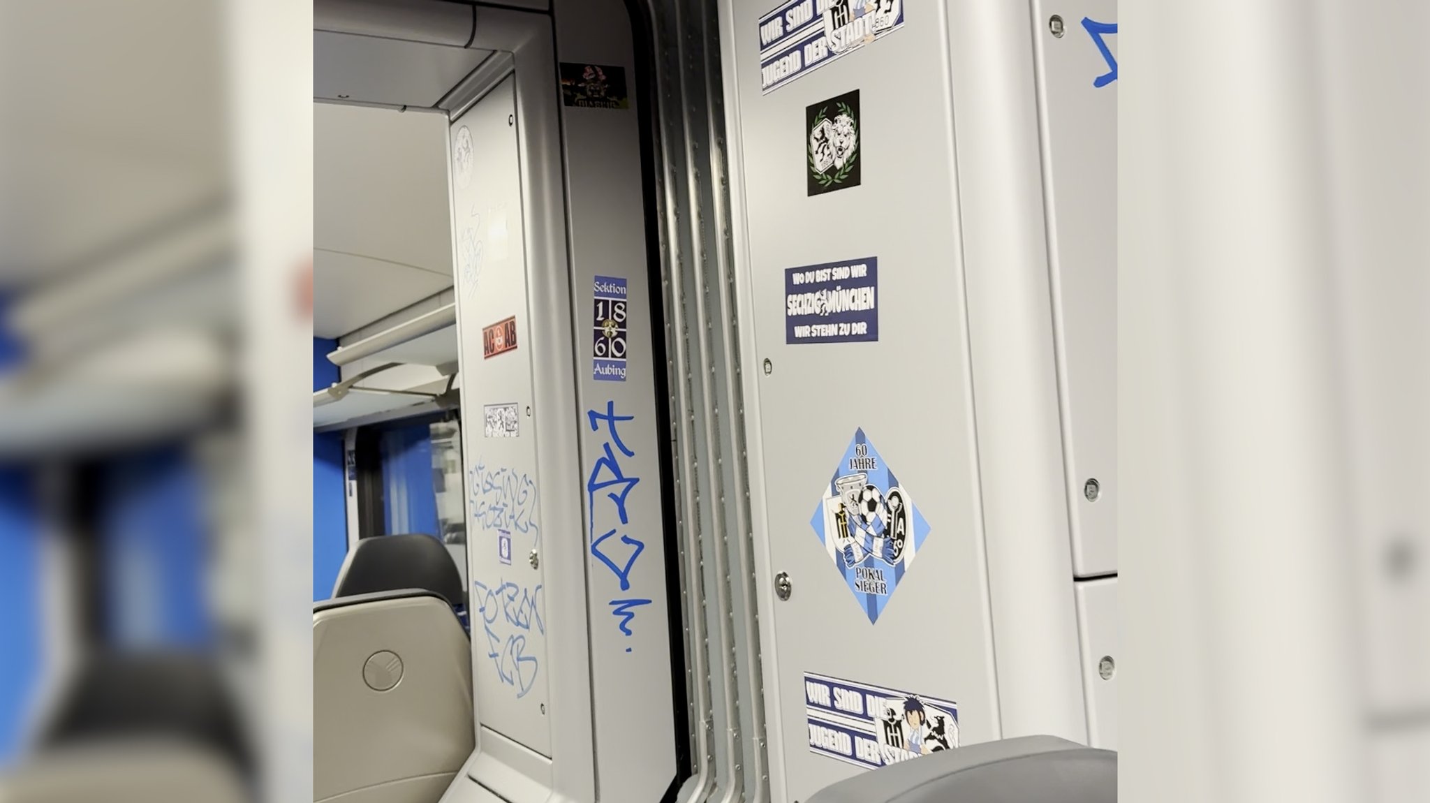 Ultras des TSV 1860 München verschmierten einen Regionalzug und klebten Sticker an die Wände. 