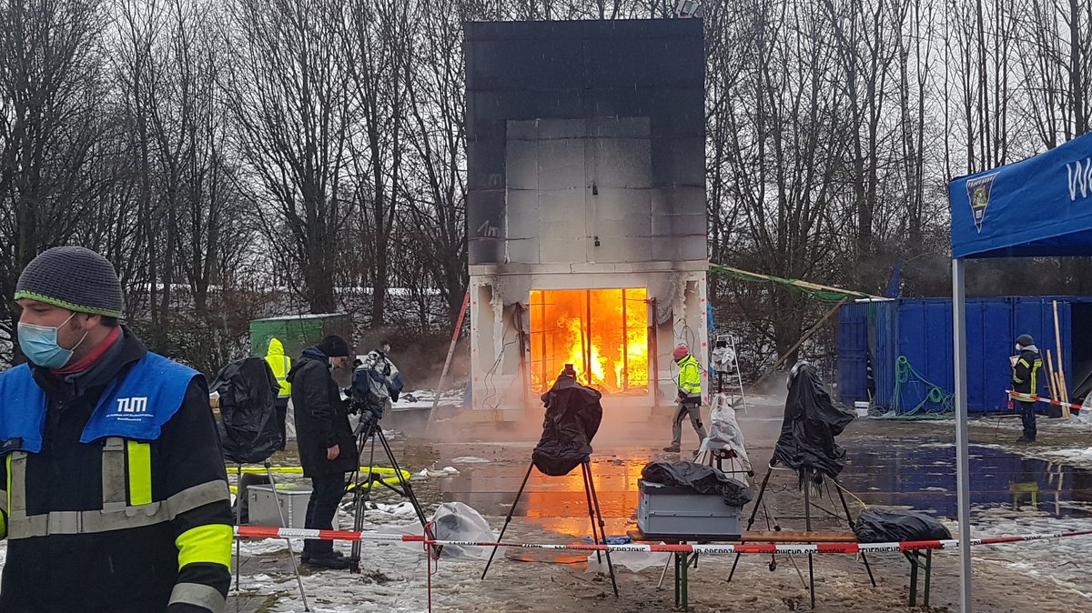 Ein brennendes "Wohnzimmer" auf dem Forschungscampus der TU München in Garching.