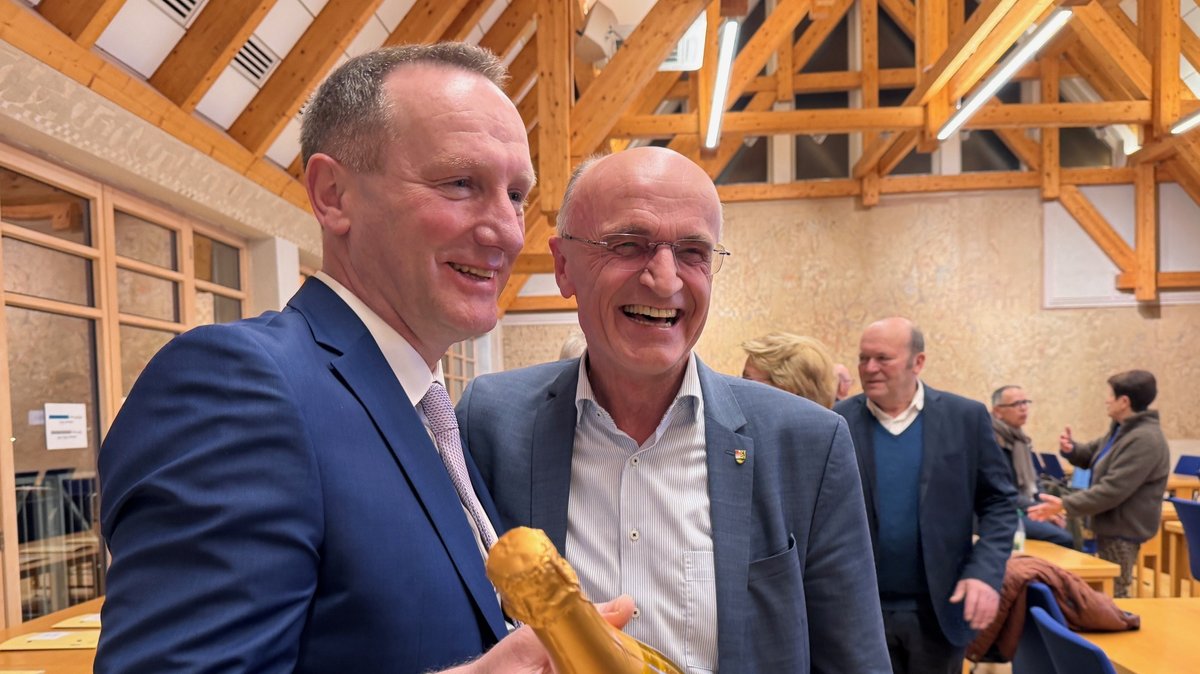Amtsinhaber Wilhelm Schneider (rechts) gratuliert Nachfolger Michael Ziegler (links, beide CSU). Er wird neuer Landrat im Landkreis Haßberge.