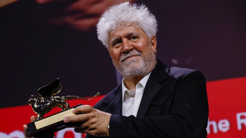Pedro Almodovar, Gewinner des Goldenen Löwen für den besten Film für "The Room Next Door". | Bild: dpa-Bildfunk/Joel C Ryan Pedro Almodovar, Gewinner des Goldenen Löwen für den besten Film für "The Room Next Door".