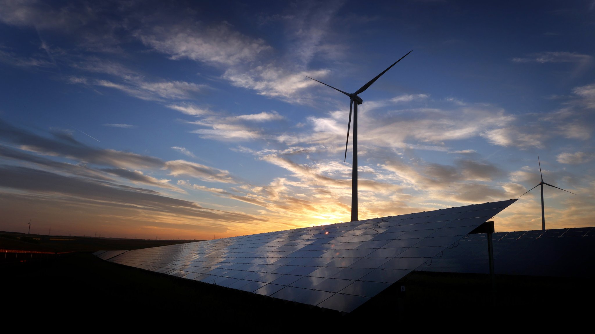 Archivbild: Windräder und Solaranlagen im bayerischen Kitzingen