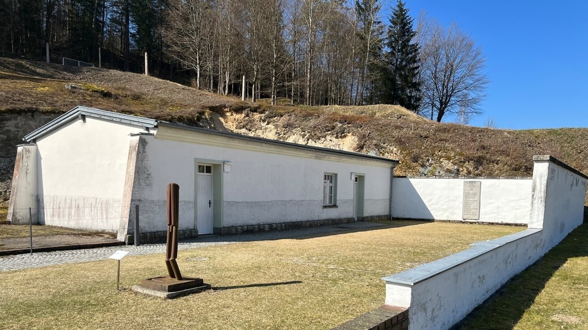 Hof des Arrestbaus in der KZ-Gedenkstätte Flossenbürg, in dem am 9. April 1945 Dietrich Bonhoeffer u.a. ermordet wurden. | Bild: BR/Margit Ringer Hof des Arrestbaus in der KZ-Gedenkstätte Flossenbürg, in dem am 9. April 1945 Dietrich Bonhoeffer u.a. ermordet wurden.