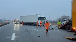 Unfall auf der A3 bei Regensburg | Bild:NEWS5 / Sebastian Pieknik