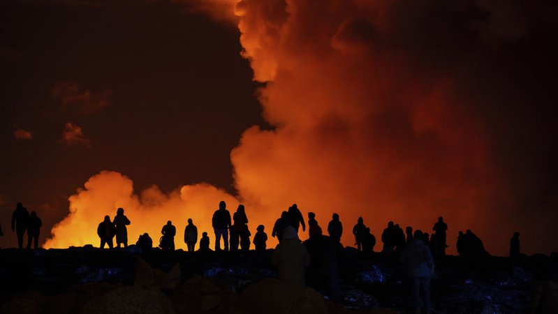 Schaulustige beobachten die Rauchschwaden vulkanischer Aktivität zwischen Hagafell und Stóri-Skógfell. 