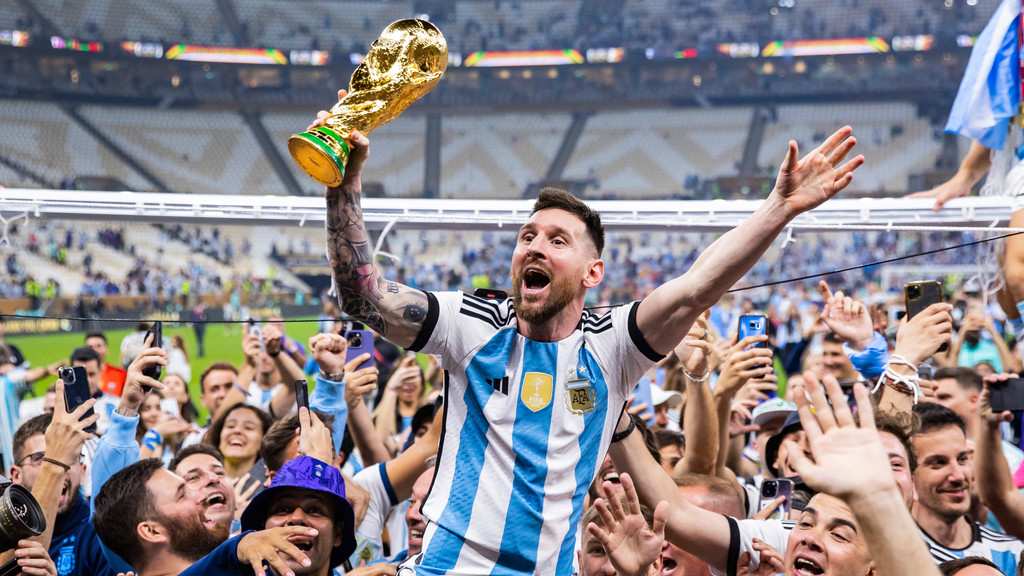 Argentiniens Lionel Messi lässt sich mit dem Weltmeister-Pokal feiern.