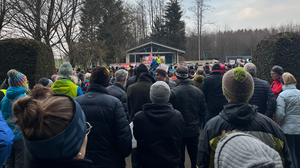 Kundgebung gegen die geplante Bahnstrecke zum Brenner-Tunnel in Lauterbach im Landkreis Rosenheim