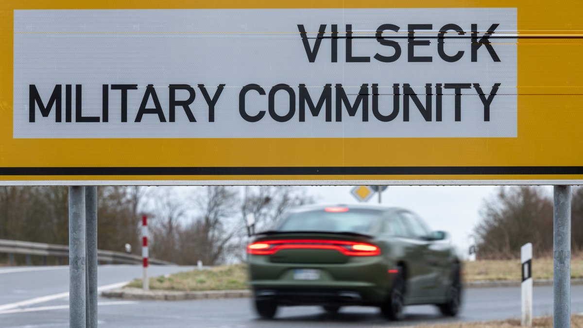 Straßenschild mit der Aufschrift "Vilseck Military Community"