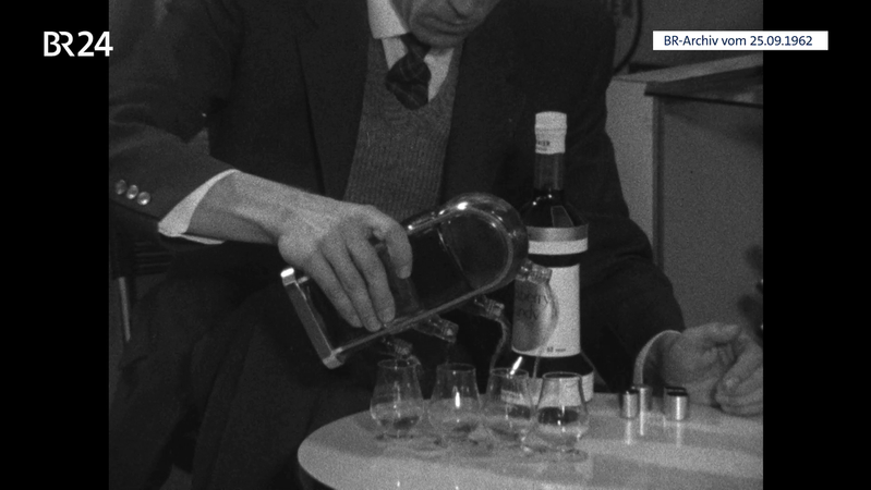 Heinz Bohnenkamp beim Einschenken mit dem vierstöckigen Likörhalter | Bild: BR-Archiv Heinz Bohnenkamp beim Einschenken mit dem vierstöckigen Likörhalter