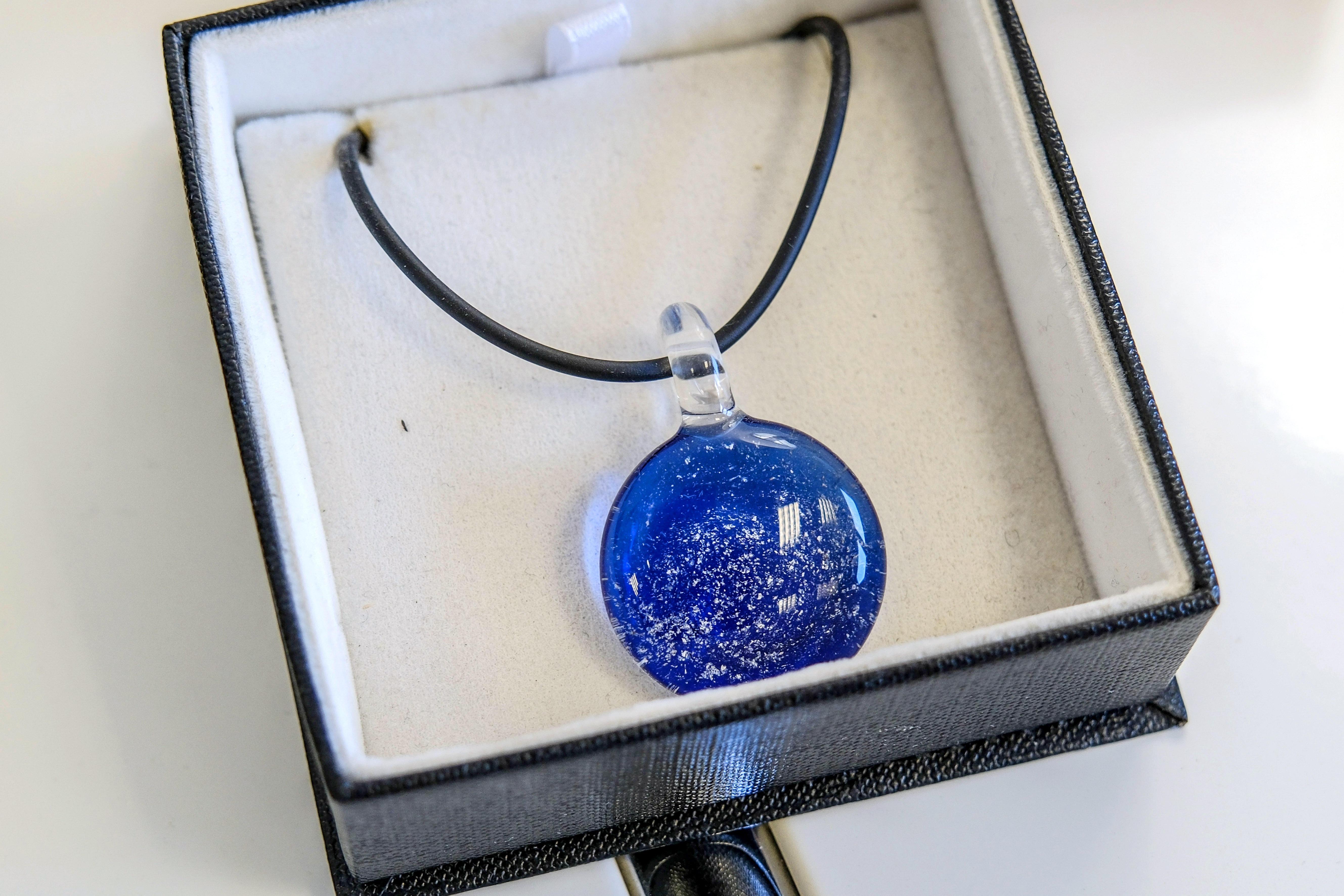 Asche von Verstorbenen wird immer häufiger zu Schmuckstücken verarbeitet.