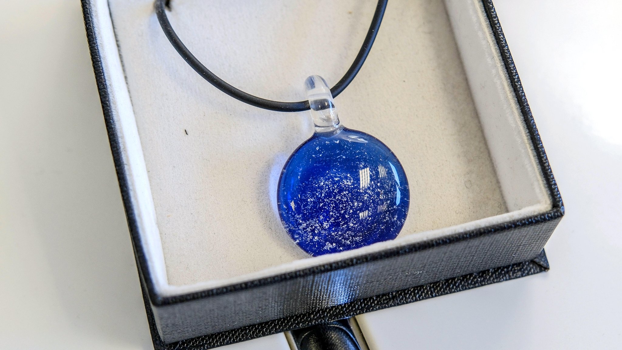 Asche von Verstorbenen wird immer häufiger zu Schmuckstücken verarbeitet. | Bild: picture alliance / epd-bild | Jens Schulze Asche von Verstorbenen wird immer häufiger zu Schmuckstücken verarbeitet.