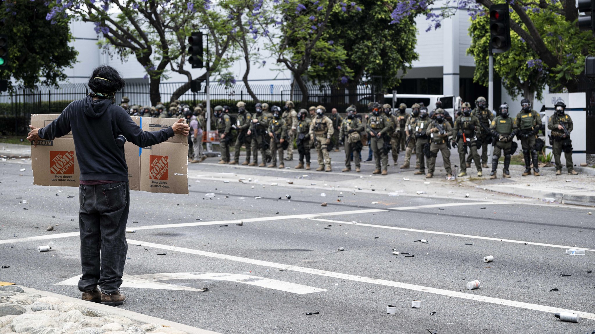 Ein Demonstrant steht den Sicherheitskräften gegenüber. Seit Tagen kommt es in Los Angeles zu Auseinandersetzungen. 
