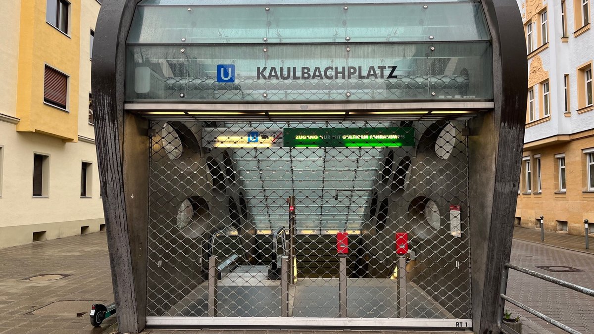 Gitter vor dem Zugang zum U-Bahnhof Kaulbachplatz