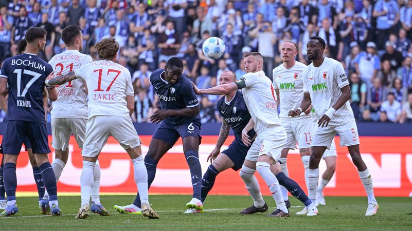 Spielszene VfL Bochum - FC Augsburg | Bild: picture-alliance/dpa Spielszene VfL Bochum - FC Augsburg