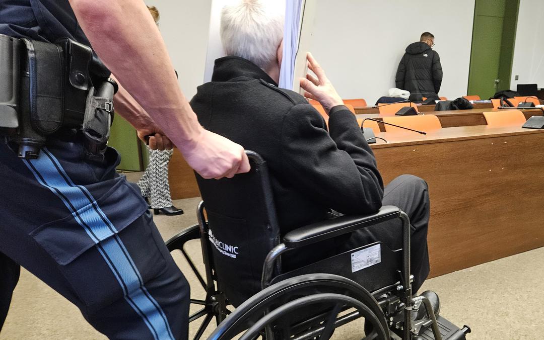 Der Angeklagte wird am 21.1.25 in einem Rollstuhl in den Saal des Landgerichts München I geschoben. 