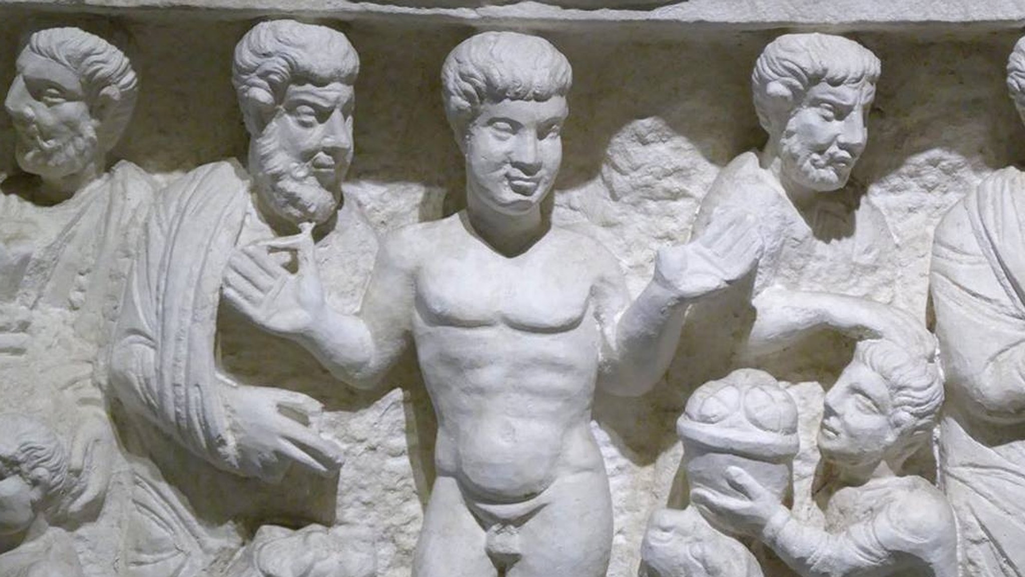 Relief der biblischen Figur von Daniel in der Löwengrube, der Markus Söder ähnelt.