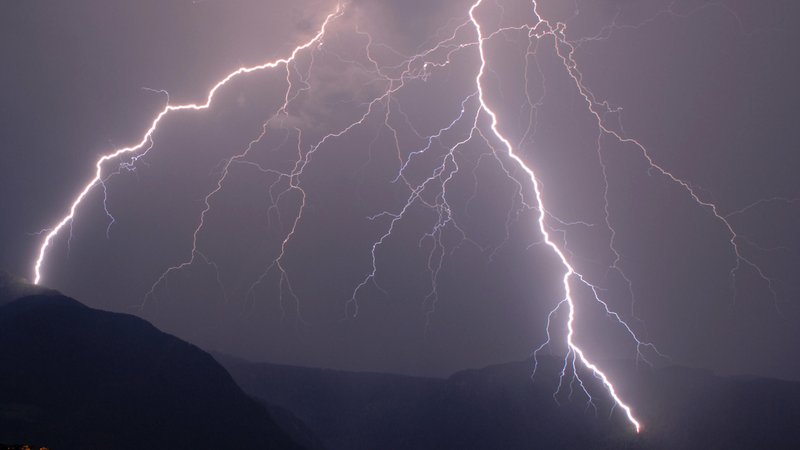 Drei erfahrene Bergsteiger sind in Tirol durch einen Blitzschlag ums Leben gekommen. | Bild: picture alliance / Bildagentur-online/McPhoto-Vorbu | Bildagentur-online/McPhoto-Vorbusch Drei erfahrene Bergsteiger sind in Tirol durch einen Blitzschlag ums Leben gekommen.